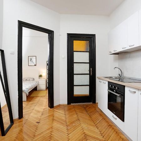 Lovely Apartment With 2 Bedrooms Bucharest Exterior photo